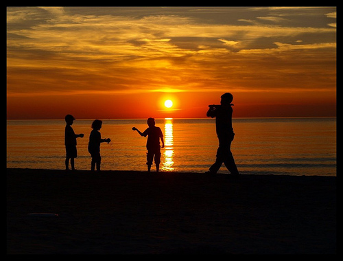 Doch irgendwie Touristenattraktion: Kinder im Sonnenuntergang  (Quelle: Dominik Starosz, flickr)